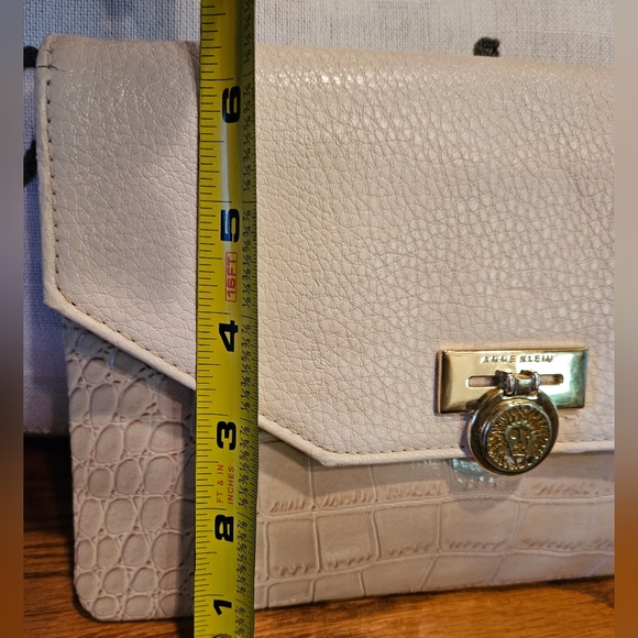 EUC Anne Klein Cream Colored Vegan Leather Croc Clutch With Lion Magnetic Closer - Picture 8 of 10